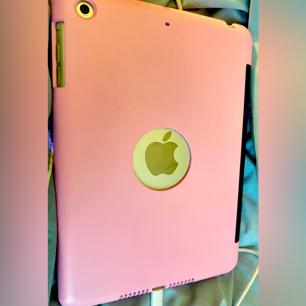 EUC IPad Mini 2 w/attached Bluetooth Keyboard